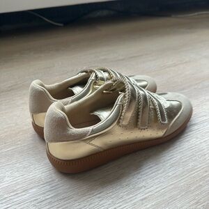 Momentum Gold Velcro Low-Top Women’s Sneakers (Steve Madden)